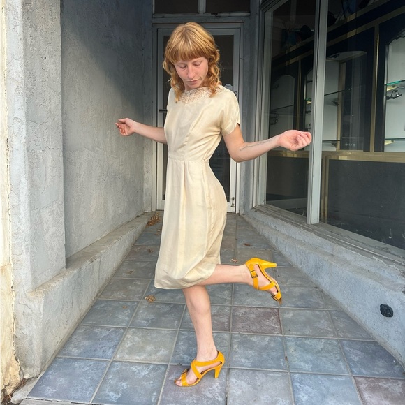 ✨ 1940s Silk V-Neck Shift Dress w/ Beaded Lace Trim - Picture 4 of 13